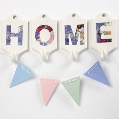 Terrakottaknagger med bokstaver