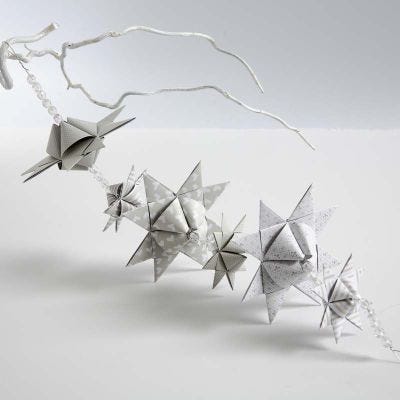 Guirlander av flettede stjerner med pyramideform
