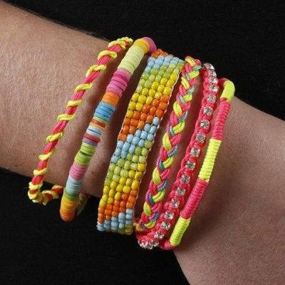 Mange armbånd i étt - samlet i klemme-endestykke