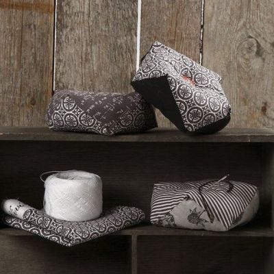 Nålepute av designstoff med pynteknapp fra Vivi Gade