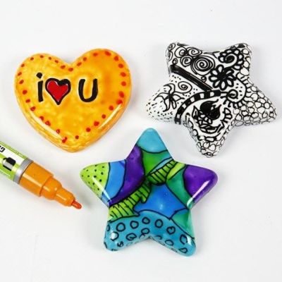 Tusjdekorerte figurer av porselen