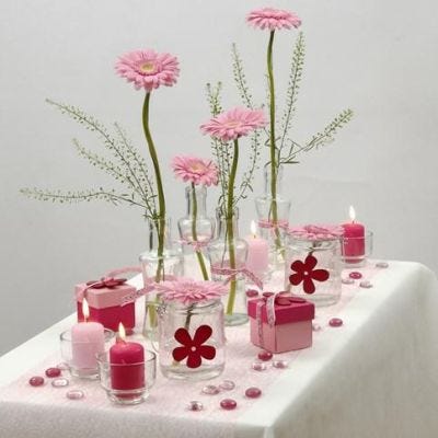 Hvit og rosa borddekking med Happy Moments
