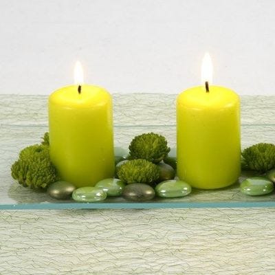 Limefargede kubbelys og dekostein på glassfat