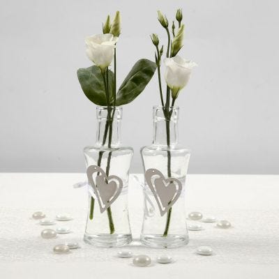 Glassvase med belte av hvitt satengbånd