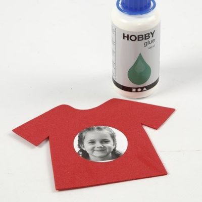 Plansje med navn og portretter på klesvask på snor