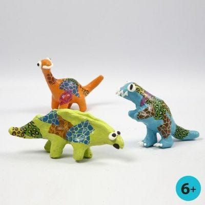 Dinosaur av pappmache, malt og dekorert med decoupagepapir