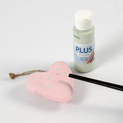 Stoffigur med malede bomber og påsyet designknap