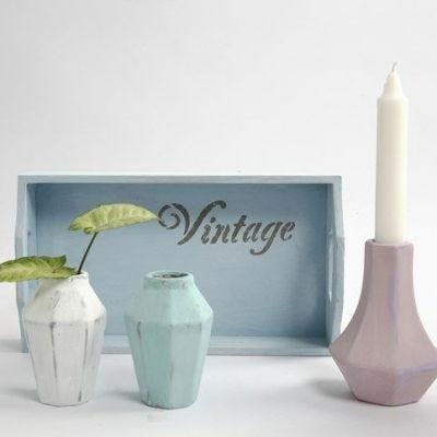 Små vaser av terrakotta malt med Chalky Vintage Look maling