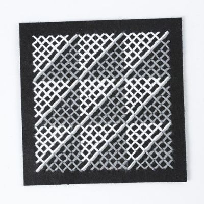 Pute med grafisk mønster av korssting