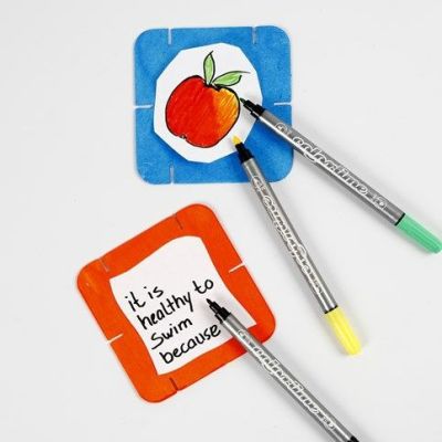 Konstruksjonsbrikker av hvit papp, malt og tusjtegnet