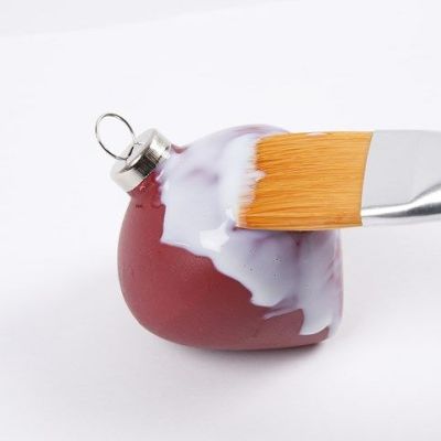 Kuler av terrakotta malt og pyntet med glitter