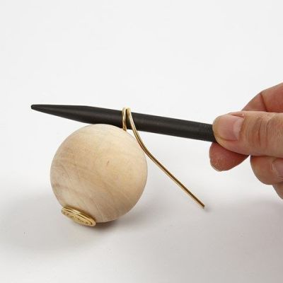 Juleoppdekking med pynt av naturmaterialer