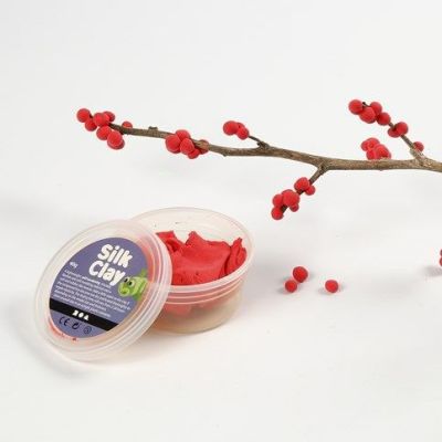 Juleoppdekking med bordpynt i rødt og hvitt