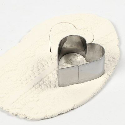 Utstanset oppheng av selvherdende leire