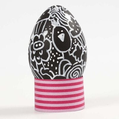 Doodling på egg av svart plast