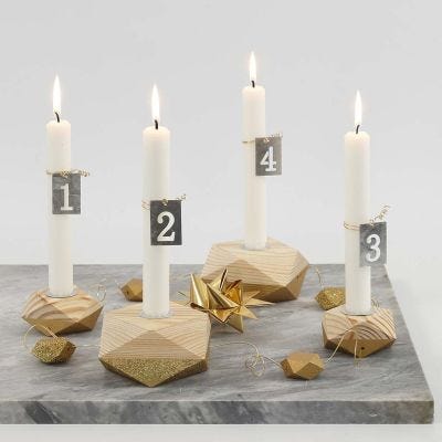 Adventsstake av fire trestaker med delvis gull