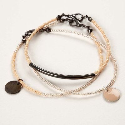 Armbånd av smykkewire med rocaiperler og anheng