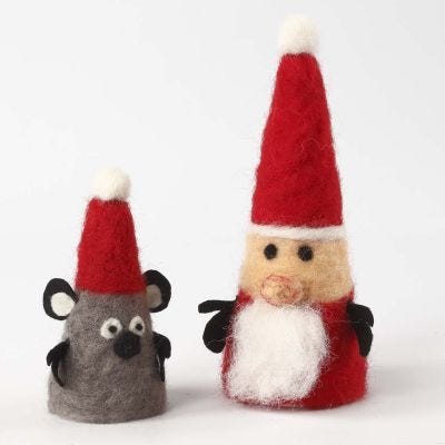 Julefigurer av isoporkjegler med nålefilting