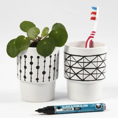 Hvitt krus med sort grafikk
