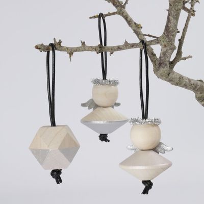 Juleoppheng av store treperler malt med Art Metal i sølv