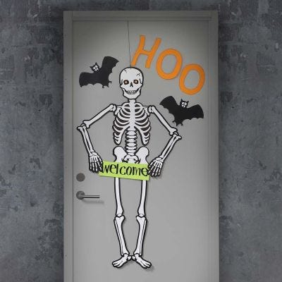 Dør til Halloween pyntet med stort skjelett og flaggermus