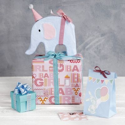 Babyshower gaveinnpakning med pynt
