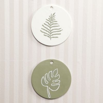Plate av terrakotta dekorert med hobbymaling