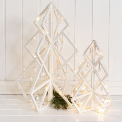 3D juletre i tre med pynt og julekuler