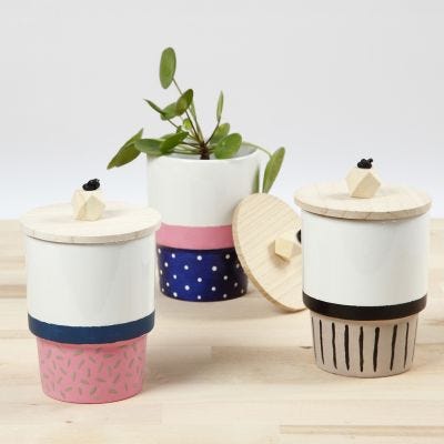 Krus dekorert med porcelensmaling og lokk med treperle