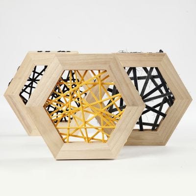 String art med stoffgarn i sekskantede trerammer