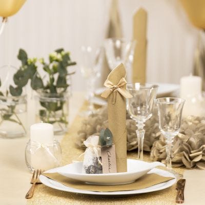 Borddekking og bordpynt i gull med papirblomster