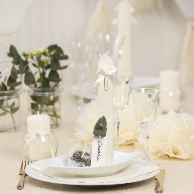 Borddekking og bordpynt i råhvit med papirblomster