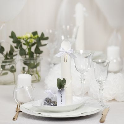 Borddekking og bordpynt i hvit med papirblomster