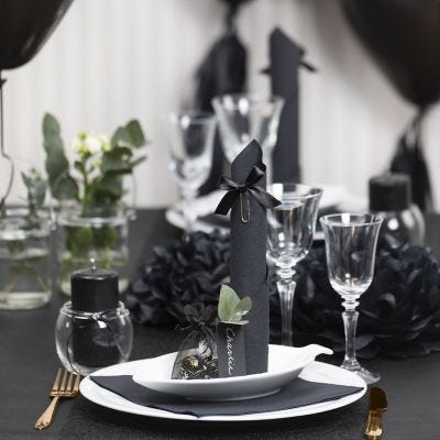 Borddekking og bordpynt i svart med papirblomster