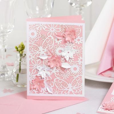 Invitasjon med blondekartong og utstansede blomster med 3D effekt
