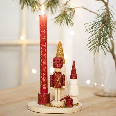 Lysestake dekorert med nøtteknekker figur