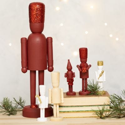 Nøtteknekker figurer av tre dekorert med glitter