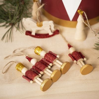 Trefigur oppheng pyntet med hobbymaling og glitter