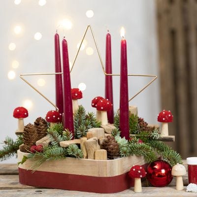 Adventsdekorasjon med metallstjerne