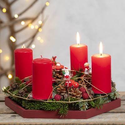 Adventskrans av metalloppheng pyntet med gran