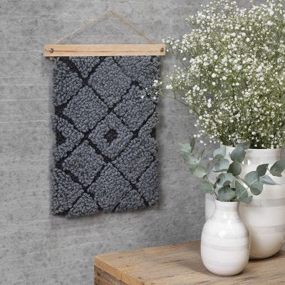 Veggoppheng med punch needle broderi