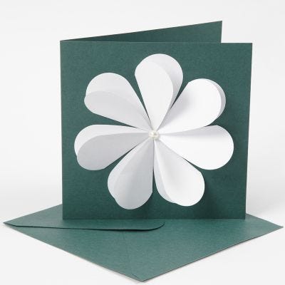 Kort med blomst av utstansede hjerter