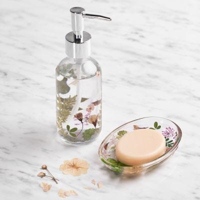 Sæbeskål og sæbedispenser med tørrede blomster