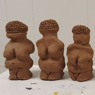 Kvinneskulptur av rødleire