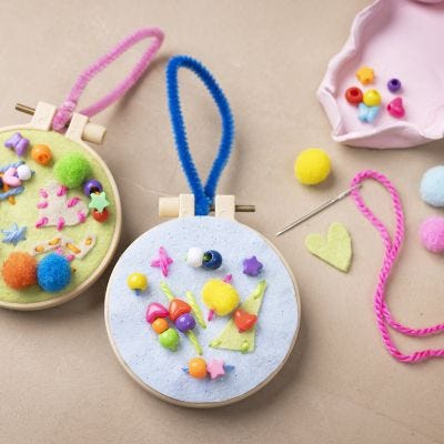 Brodert hengende dekorasjon med fantasifull design