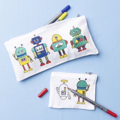 Robotpennal og pengepung dekorert med tekstiltusjer