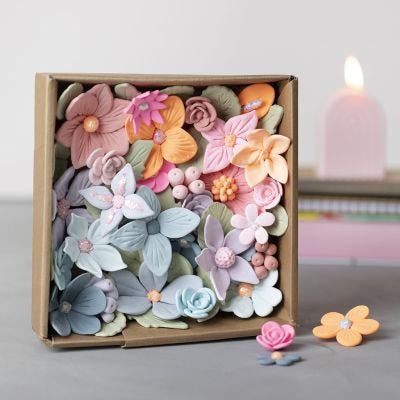 Blomstereske laget av Silk Clay® og glitter clay