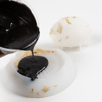 Slik støper du med svart resin-støping