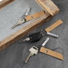 Nøkkelring med preget metallskilt og lærpapirskilt