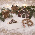 Reinsdyr, pepperkakehus, kakemann og saltkringle, alt laget av BioBeads